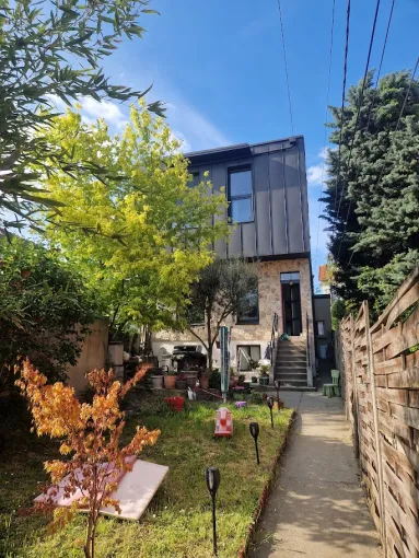 Surélévation et d’extension de maison à Marnes-la-Coquette (92) – M.A.V Construction