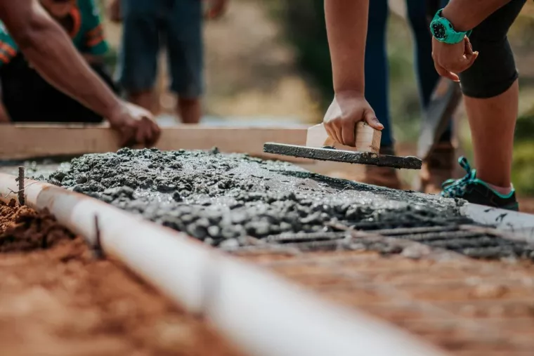 Construire un muret pour séparer un jardin d'une cour dans une maison individuelle, Saint-Cloud, M.A.V