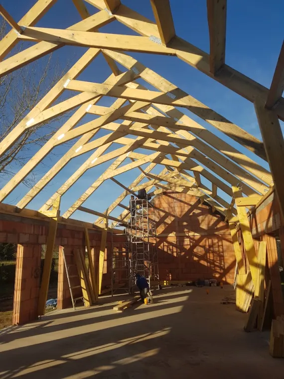 charpente en bois à deux pentes 